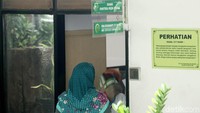 Para staf di ruang kerja panitera muda hukum pun masuk dan bekerja seperti biasa.