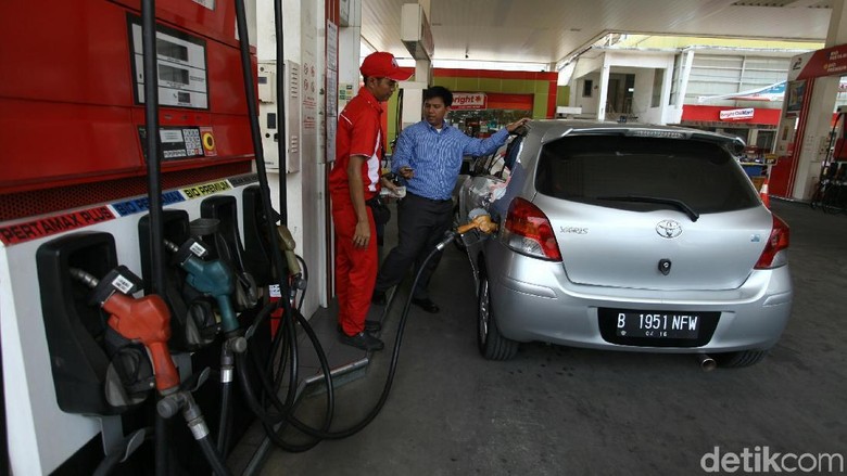 Pengendara mobil mengisi bensin di SPBU Pertamina Foto: Agung Pambudhy Pengendara mobil mengisi bensin di SPBU Pertamina Foto: Agung Pambudhy
