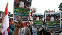 Mereka mendesak Polda Metro Jaya agar menaikan status hukum Dahnil menjadi tersangka.