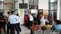 Kegiatan di ruang-ruang kerja para pegawai pengadilan pun tampak berjalan normal.