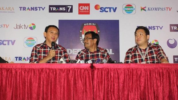 Beda Tafsir Salam 3 Jari Ahok