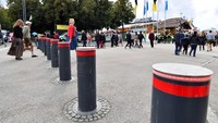 Tiang bollards terpasang di Munich, Jerman. Joerg Koch/Getty Images.