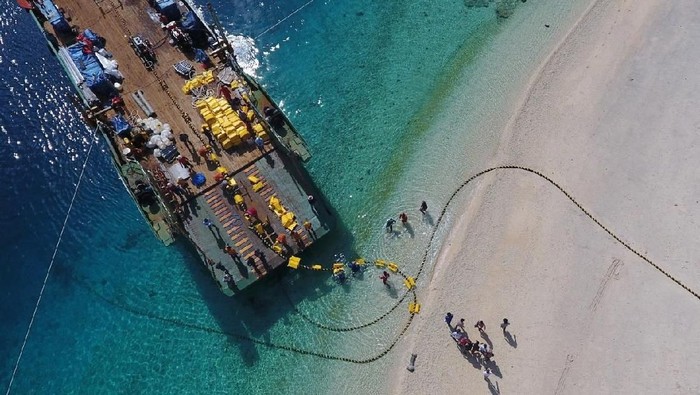 Untuk mendukung pengembangan pariwisata di Nusa Tenggara Barat, PT PLN (Persero) kembali menambah kabel laut ke Gili Air, Gili Meno, dan Gili Trawangan.