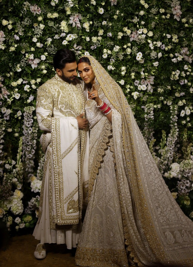 Deepika Padukone mengenakan busana tradisional India, lehenga, yang dipercantik hisan Chikankari berwarna ivory. Ia melengkapi penampilannya dengan veil keluaran brand Abu Jani Sandeep Khosla. Foto: REUTERS/Francis Mascarenhas