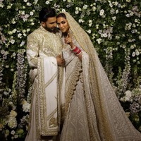 Deepika Padukone mengenakan busana tradisional India, lehenga, yang dipercantik hisan Chikankari berwarna ivory. Ia melengkapi penampilannya dengan veil keluaran brand Abu Jani Sandeep Khosla. Foto: REUTERS/Francis Mascarenhas