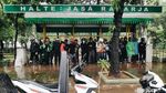 Hindari Hujan, Pemotor Parkir Sembarangan di Kolong JPO