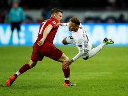 Neymar melayang di udara saat diadang James Milner. (Reuters/Andrew Boyers)