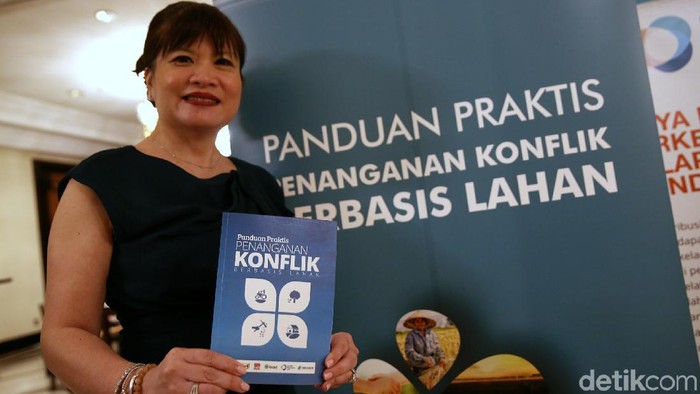 Menteri Agraria dan Tata Ruang/Kepala BPN Sofyan Djalil, Presiden Indonesia Business Council for Sustainable Development (IBCSD) Shinta W. Kamdani, dan Duta Besar Inggris untuk Indonesia Moazzam Malik menghadiri peluncuran buku panduan praktis penanganan konflik berbasis lahan di Jakarta, Kamis (29/11/2018). Panduan penanganan konflik lahan dinilai sangat penting mengingat di Indonesia masih banyak sengketa lahan karena masih banyak tanah yang belum memiliki sertifikat.