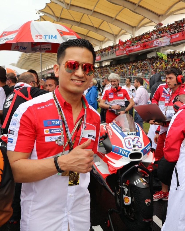 Gaya Faisal saat menyaksikan MotoGP di Malaysia. Tiketnya all access, sampai bisa mendekat dengan pebalap favoritnya. Foto: Instagram/@faisalnasimuddin