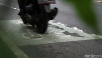 Pengendara sepeda motor menyerobot jalur khusus sepeda.