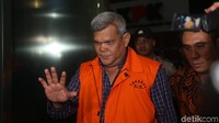 Tak ada sepatah katapun yang keluar dari mulut pria berambut putih itu. Ramadhan hanya melambaikan tangan saat diberondong pertanyaan oleh awak media.