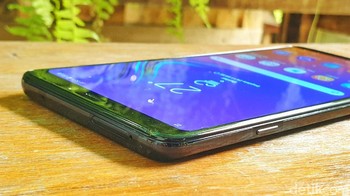 Ponsel berbobot 183 gram ini dilengkapi dengan baterai berkapasitas 3.800 mAh yang dilengkapi dengan fitur fast charging. Foto: Adi Fida Rahman/detikINET