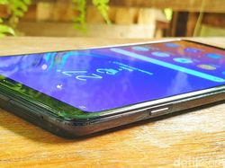 Unboxing Galaxy A9, Ponsel Empat Kamera Pertama di Dunia