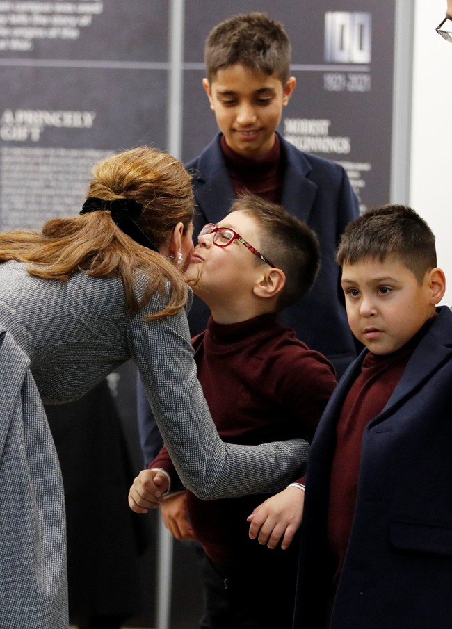 Kate bahkan mendapat sambutan hangat dari seorang bocah Sai Gokani berupa ciuman di pipi. Saudara kembar Sai, Taran juga ikut menyapa Kate. Foto: Getty Images