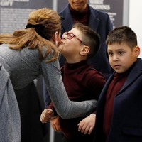 Kate bahkan mendapat sambutan hangat dari seorang bocah Sai Gokani berupa ciuman di pipi. Saudara kembar Sai, Taran juga ikut menyapa Kate. Foto: Getty Images