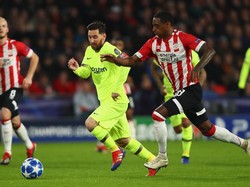 Messi mencetak gol cantik setelah mengecoh sejumlah pemain belakang PSV Eindhoven. Dean Mouhtaropoulos/Getty Images.