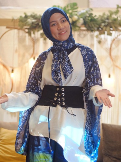 Tutorial scarf jadi outer. Foto: Silmia Putri/Wolipop Tutorial scarf jadi outer. Foto: Silmia Putri/Wolipop