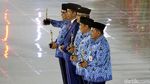 Hadiri HUT Korpri, Jokowi Selfie dengan ASN