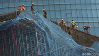 Untuk titik selanjutnya, hanya baru terpasang tiang yang belum dan telah selesai. Di area itu terlihat para pekerja sedang memasang jaring pengaman dan juga memasang tiang yang belum selesai serta pier head.