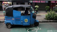 Tak hanya ojek online, pengemudi bajaj juga ikutan ngetem di jalur ini.