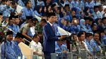 Hadiri HUT Korpri, Jokowi Selfie dengan ASN
