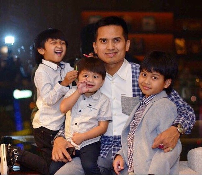 Faisal berpose bersama ketiga jagoannya. Meski berstatus sebagai duda bercerai, Faisal menikmati kehidupannya sebagai single parent.  (Foto: Instagram/@faisalnasimuddin)