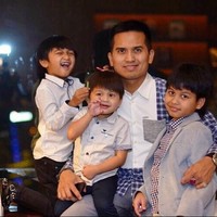 Faisal berpose bersama ketiga jagoannya. Meski berstatus sebagai duda bercerai, Faisal menikmati kehidupannya sebagai single parent.  (Foto: Instagram/@faisalnasimuddin)