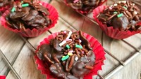 Pasti kamu pernah coba membuat cereal cookies yang satu ini. Karena dibuat tanpa adonan cookies tapi dari corn flakes yang dilekatkan dengan lelehan cokelat. Lalu diberi topping meisjes. Foto: Instagram cynthiahali