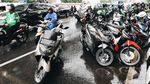 Hindari Hujan, Pemotor Parkir Sembarangan di Kolong JPO
