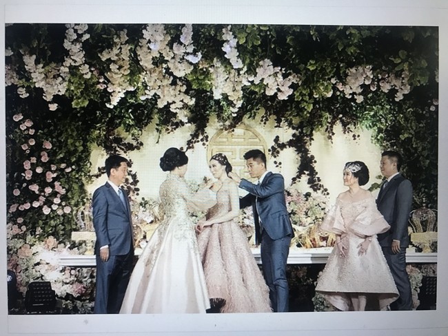 Pasangan yang tinggal di Sidoarja ini kembali mencuri perhatian setelah melangsungkan pertunangan mewah pada Juli 2018 di Shangrila Surabaya. Foto: dok. Screenshot Instagram @MorenoPhotography