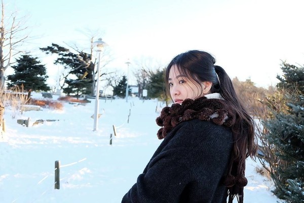 Seperti gadis lainnya, Sirin juga suka dengan negeri K-Pop. Dia menikmati indahnya salju di Yong Pyong Ski Resort, Korsel (Instagram/@sirinlily) Seperti gadis lainnya, Sirin juga suka dengan negeri K-Pop. Dia menikmati indahnya salju di Yong Pyong Ski Resort, Korsel (Instagram/@sirinlily)