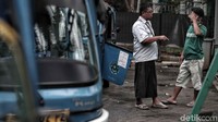 Beberapa sopir bajaj menunggu giliran dengan berbincang di luar kendaraannya. Beberapa sopir bajaj menunggu giliran dengan berbincang di luar kendaraannya.