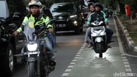 Pengendara sepeda motor melintas di jalur khusus sepeda di kawasan Blok M, Jakarta Selatan, Kamis (29/11/2018).