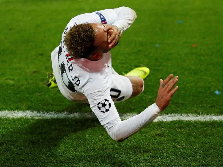 Neymar vs Liverpool: Terguling, Meringis, Bikin Gol