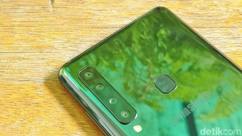 Empat kamera belakang Galaxy A9 memiliki sensor yang berbeda-beda. Kamera utama punya resolusi 24 MP bukaan f/1.7.  Ada kamera telephoto 10 MP bukaan f/2.4. Foto: Adi Fida Rahman/detikINET