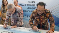 Direktur BCA Rudy Susanto (kedua kiri) bersama Direktur Keuangan PT Pupuk Indonesia Indarto Pamoengkas (ketiga kiri) dan manajemen Grup Pupuk lainnya usai menandatangani Perjanjian Kerjasama Pemberian Fasilitas Kredit Modal Kerja di Jakarta, Rabu (28/11). Pool/Dok. BCA.