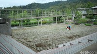 Dahulu, Rumah Atsiri merupakan pabrik minyak wangi dari tumbuhan citronella. Kini jadi tempat wisata edukasi terkait Atsari yang memiliki arti kata sifat untuk benda yang menguap (Randy/detikTravel)