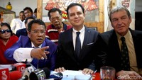 Bersama pengacara asal Amerika Serikat Manuel Von Ribbeck, Hotman Paris mengatakan siap mendampingi keluarga korban Lion Air untuk menggugat perusahaan manufaktur pesawat Boeing.