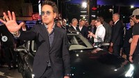 Dia ditemani oleh Kepala Desain Audi Marc Lichte saat membuka selubung mobil untuk pertama kalinya menjelang pembukaan pameran mobil Los Angeles Auto Show. Pool/Audi.