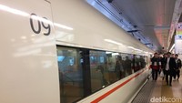 Perjalanan ke Hakone menggunakan kereta ini akan ditempuh selama 75 menit. 