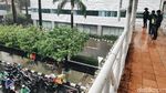 Hindari Hujan, Pemotor Parkir Sembarangan di Kolong JPO