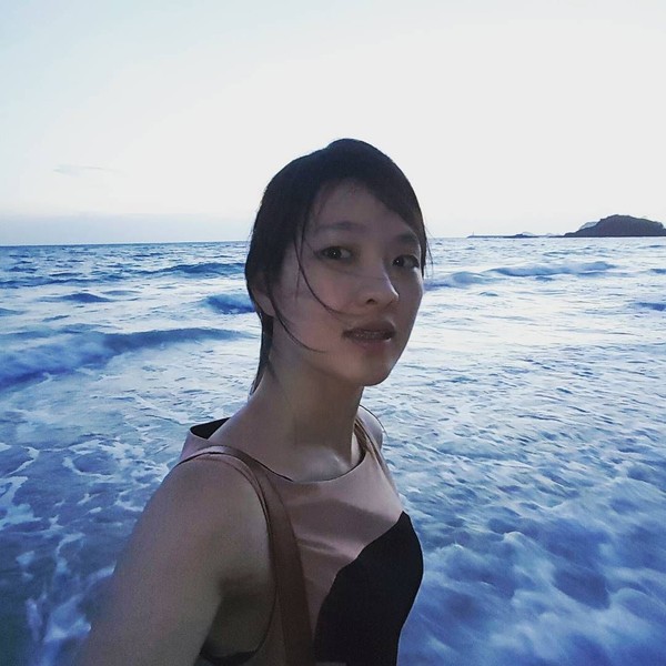 Di sela-sela kesibukannya, Sirin menyempatkan untuk liburan. Sirin asyik selfie di sebuah resort cantik di Pattaya, Thailand (Instagram/@sirinlily) Di sela-sela kesibukannya, Sirin menyempatkan untuk liburan. Sirin asyik selfie di sebuah resort cantik di Pattaya, Thailand (Instagram/@sirinlily)