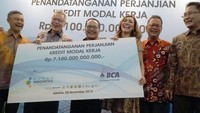 Melalui kerja sama ini, BCA menyalurkan kredit sindikasi senilai total Rp 7,1 triliun kepada Grup Pupuk Indonesia dalam rangka memajukan sektor pangan nasional. Pool/Dok. BCA.