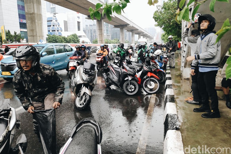 Pemotor yang kehujanan. Foto: Grandyos Zafna Pemotor yang kehujanan. Foto: Grandyos Zafna