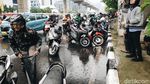 Hindari Hujan, Pemotor Parkir Sembarangan di Kolong JPO