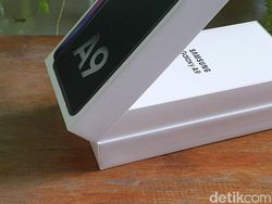 Unboxing Galaxy A9, Ponsel Empat Kamera Pertama di Dunia