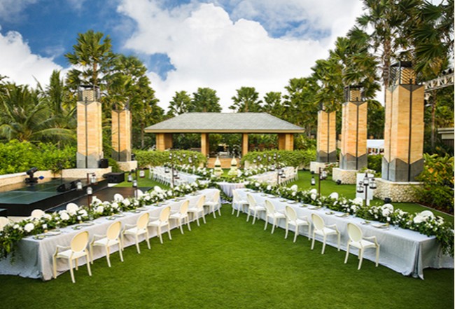 Lokasi pernikahan lainnya di luar ruangan bernama Eden Garden. Ruang hijau yang elegan, cocok untuk pesta koktil atau pernikahan yang intim. Kapasitas di Eden Garden ini sekitar 400 tamu. Foto: dok. The Mulia Bali