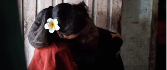 Tiba di rumah Rahmat Hidayat setelah menempuh perjalanan 2,5 jam dari Bandung, Anne Avantie yang tinggal Semarang itu langsung memeluk pria difabel tersebut. Foto: Instagram Anne Avantie