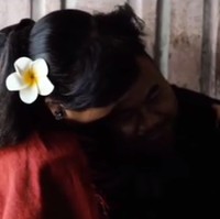 Tiba di rumah Rahmat Hidayat setelah menempuh perjalanan 2,5 jam dari Bandung, Anne Avantie yang tinggal Semarang itu langsung memeluk pria difabel tersebut. Foto: Instagram Anne Avantie