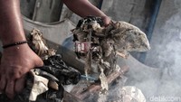 Oleh karena itu, warga tersebut mengumpulkannya untuk kemudian dibakar.